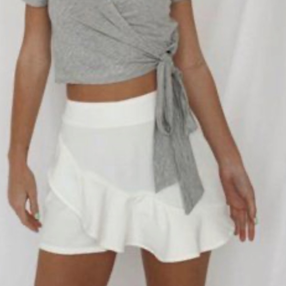 NEVER WORN: VESTIQUE White Callie Skort
